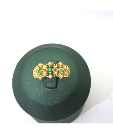 Natural emerald inlaid hollow ring