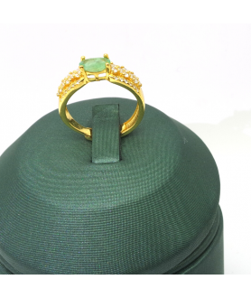 Natural emerald inlaid gold gem ring