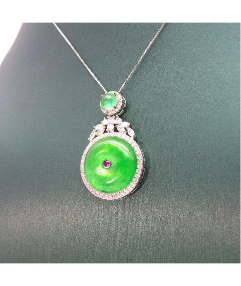 Round emerald silver edged Diamond Pendant